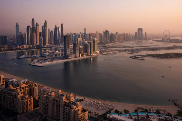 Dubajska Panorama Zachodu Słońca Nowoczesne Miasto Drapaczami Chmur Widzianymi Wody — Zdjęcie stockowe
