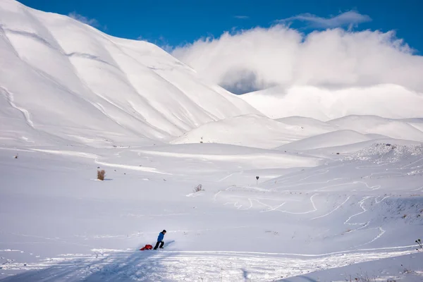 Winterlandschaft Kind Mit Schlitten Tal Mit Schnee — Stockfoto