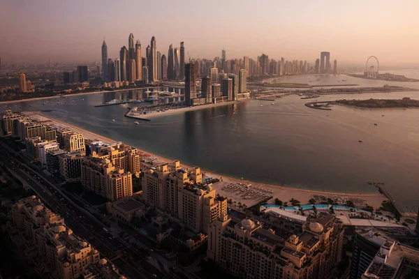 Dubajska Panorama Zachodu Słońca Nowoczesne Miasto Drapaczami Chmur Widzianymi Wody — Zdjęcie stockowe