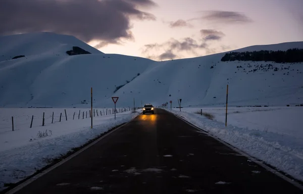 Paisagem Inverno Crepúsculo Após Pôr Sol Belas Montanhas Com Neve Fotos De Bancos De Imagens Sem Royalties