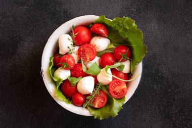 İtalyan mutfağından mozzarella peynirli ve domatesli Caprese salatası