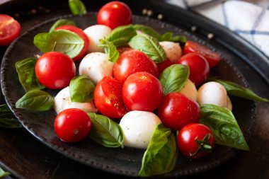 İtalyan mutfağından mozzarella peynirli ve domatesli Caprese salatası