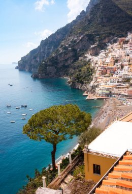 İtalya 'nın Amalfi kıyısındaki Çam ağacı ve Positano kasabası