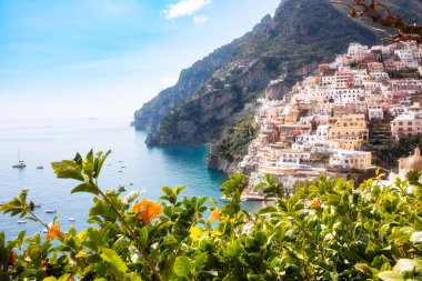 Güney İtalya 'da Amalfi kıyısındaki Positano kasabası