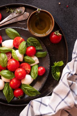 İtalyan mutfağından mozzarella peynirli ve domatesli Caprese salatası