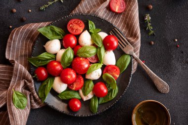 İtalyan mutfağından mozzarella peynirli ve domatesli Caprese salatası