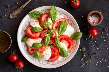 İtalyan mutfağından mozzarella peynirli ve domatesli Caprese salatası
