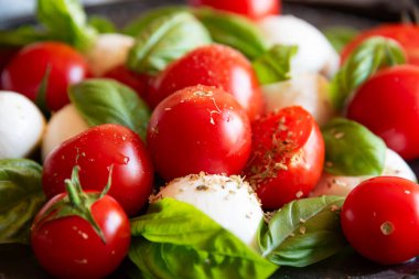 İtalyan mutfağından mozzarella peynirli ve domatesli Caprese salatası