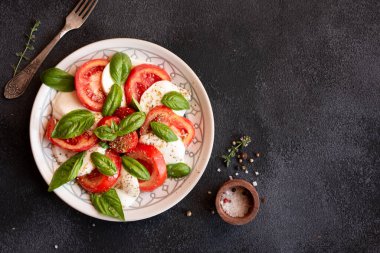 İtalyan mutfağından mozzarella peynirli ve domatesli Caprese salatası