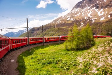 Güzel dağ manzarasında hareket eden kırmızı tren, İsviçre