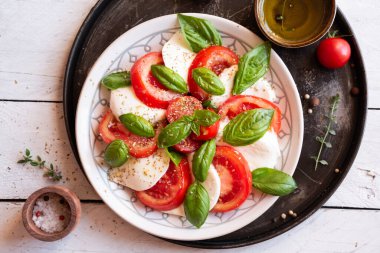 İtalyan mutfağından mozzarella peynirli ve domatesli Caprese salatası