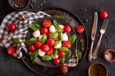 İtalyan mutfağından mozzarella peynirli ve domatesli Caprese salatası