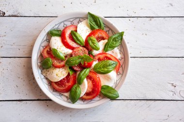 İtalyan mutfağından mozzarella peynirli ve domatesli Caprese salatası