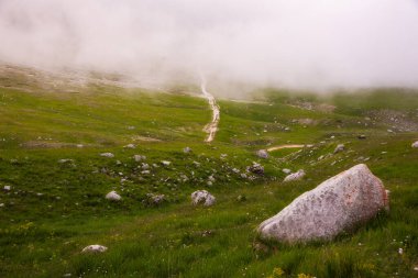 Dağdaki bulutlar manzarayı kaplıyor