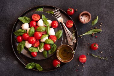 İtalyan mutfağından mozzarella peynirli ve domatesli Caprese salatası
