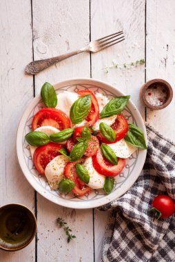 İtalyan mutfağından mozzarella peynirli ve domatesli Caprese salatası