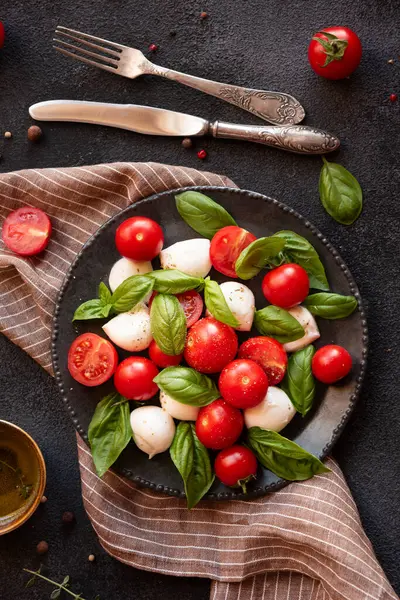 İtalyan mutfağından mozzarella peynirli ve domatesli Caprese salatası