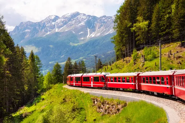 Comboio Vermelho Movimento Bela Paisagem Montanhosa Suíça Fotos De Bancos De Imagens