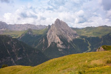 İtalya 'da Dolomite Alpleri, manzaralı bir dağ manzarası