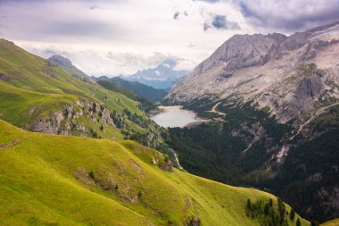 Dağ manzarası ile yaz aylarında göl