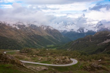 İsviçre 'de manzaralı dağ manzaralı bir yol