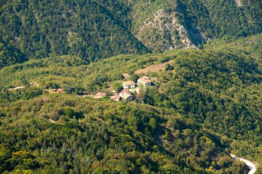 Dağlardaki ormanlarla çevrili küçük bir köy.