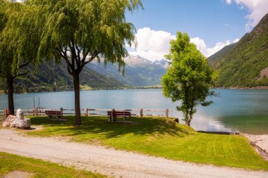 Yazın İsviçre dağlarında Alp Gölü