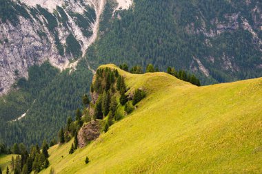 İtalya 'da Dolomite Alpleri, manzaralı bir dağ manzarası