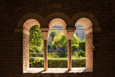 İtalya 'daki eski Hıristiyan manastırının penceresi ve içi. Ortaçağ mimarisi