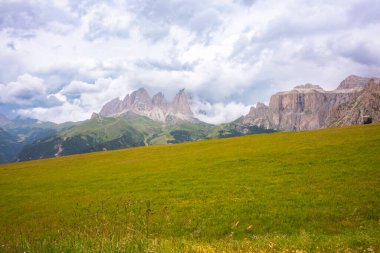 İtalya 'da Dolomite Alpleri, manzaralı bir dağ manzarası