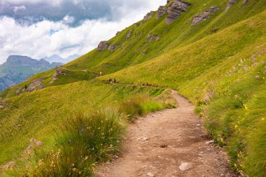 İtalya 'da Dolomite Alpleri, manzaralı bir dağ manzarası