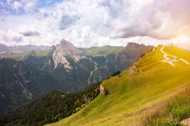 İtalya 'da Dolomite Alpleri, manzaralı bir dağ manzarası