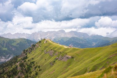 İtalya 'da Dolomite Alpleri, manzaralı bir dağ manzarası