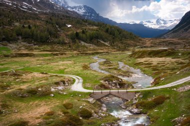 İsviçre 'de manzaralı dağ manzaralı bir yol