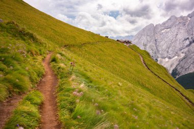 İtalya 'da Dolomite Alpleri, manzaralı bir dağ manzarası