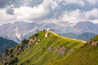 Manzaralı dağ sırtı yolu ve bir kır evi ya da bir sığınak