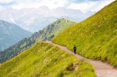 İtalya 'da Dolomite Alpleri, manzaralı bir dağ manzarası