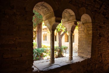 İtalya 'daki eski Hıristiyan manastırının penceresi ve içi. Ortaçağ mimarisi