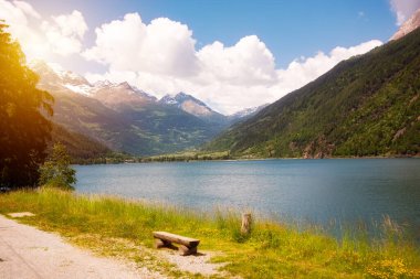 Yazın İsviçre dağlarında Alp Gölü