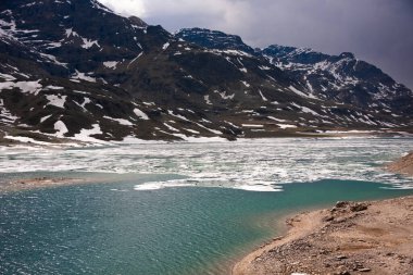 Baharda İsviçre 'de buzlu ve karlı dağ gölü