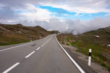 İsviçre 'de manzaralı dağ manzaralı bir yol