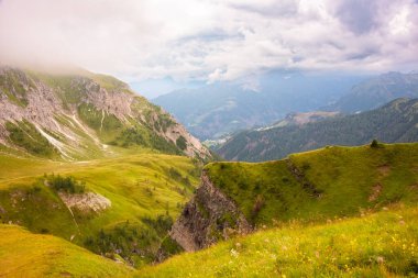 İtalya 'da Dolomite Alpleri, manzaralı bir dağ manzarası