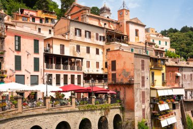 Tepedeki renkli eski kasaba Nemi, İtalya