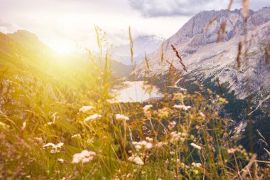 İtalya 'da Dolomite Alpleri, manzaralı bir dağ manzarası