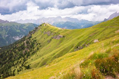 İtalya 'da Dolomite Alpleri, manzaralı bir dağ manzarası