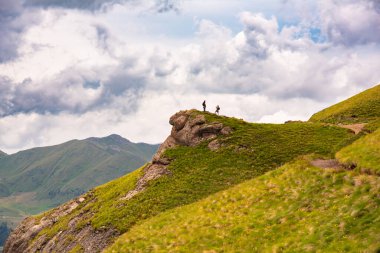 Yürüyüşçü kenarlarda durup dağa bakıyor.