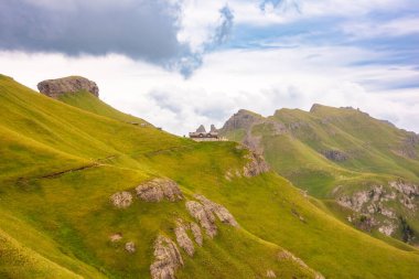 İtalya 'da Dolomite Alpleri, manzaralı bir dağ manzarası