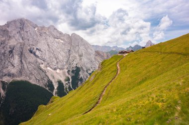 İtalya 'da Dolomite Alpleri, manzaralı bir dağ manzarası