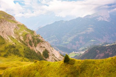 İtalya 'da Dolomite Alpleri, manzaralı bir dağ manzarası