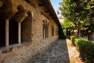 İtalya 'daki eski Hıristiyan manastırının penceresi ve dışı. Ortaçağ mimarisi